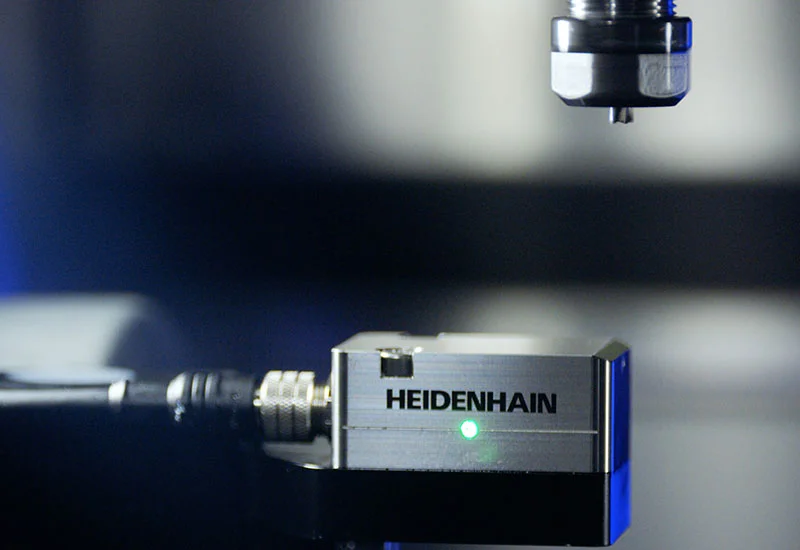 Máy phát hiện vỡ dụng cụ TD 110 mới của HEIDENHAIN cũng kiểm tra các dụng cụ vi mô để tìm hư hỏng có thể xảy ra trực tiếp trong đường bao gia công và khi di chuyển nhanh