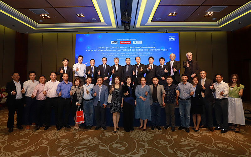 Đại diện AMS Company Limited cùng các đại biểu khác tại Hội nghị Giải pháp
              tương lai cho Thành phố thông minh 2023