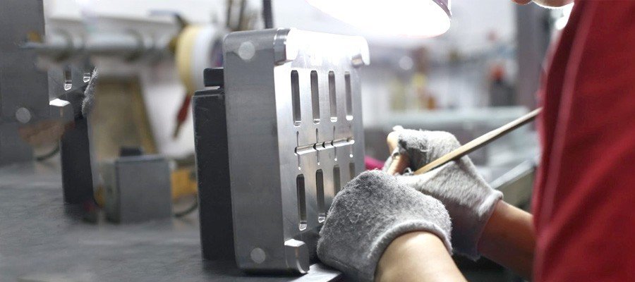 Diamond slurries for mould polishing