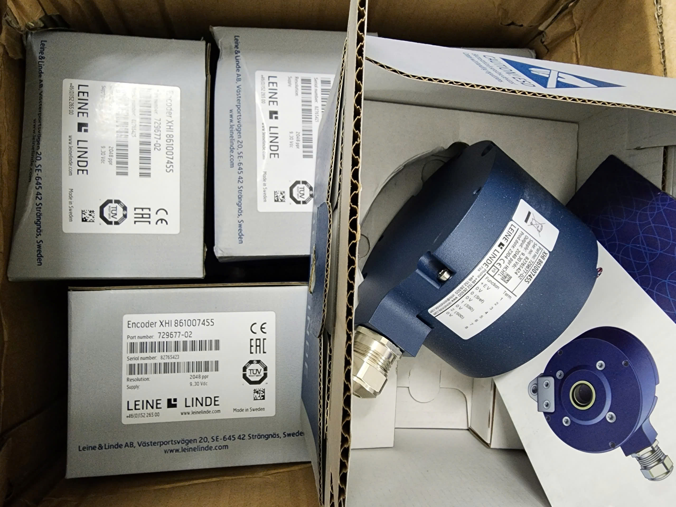 Một lô hàng encoder bị nghi ngờ là hàng giả, có Serial number (SN) không nằm trong hệ thống sản phẩm của hãng Leine Linde (Hình ảnh được cung cấp bởi KH)