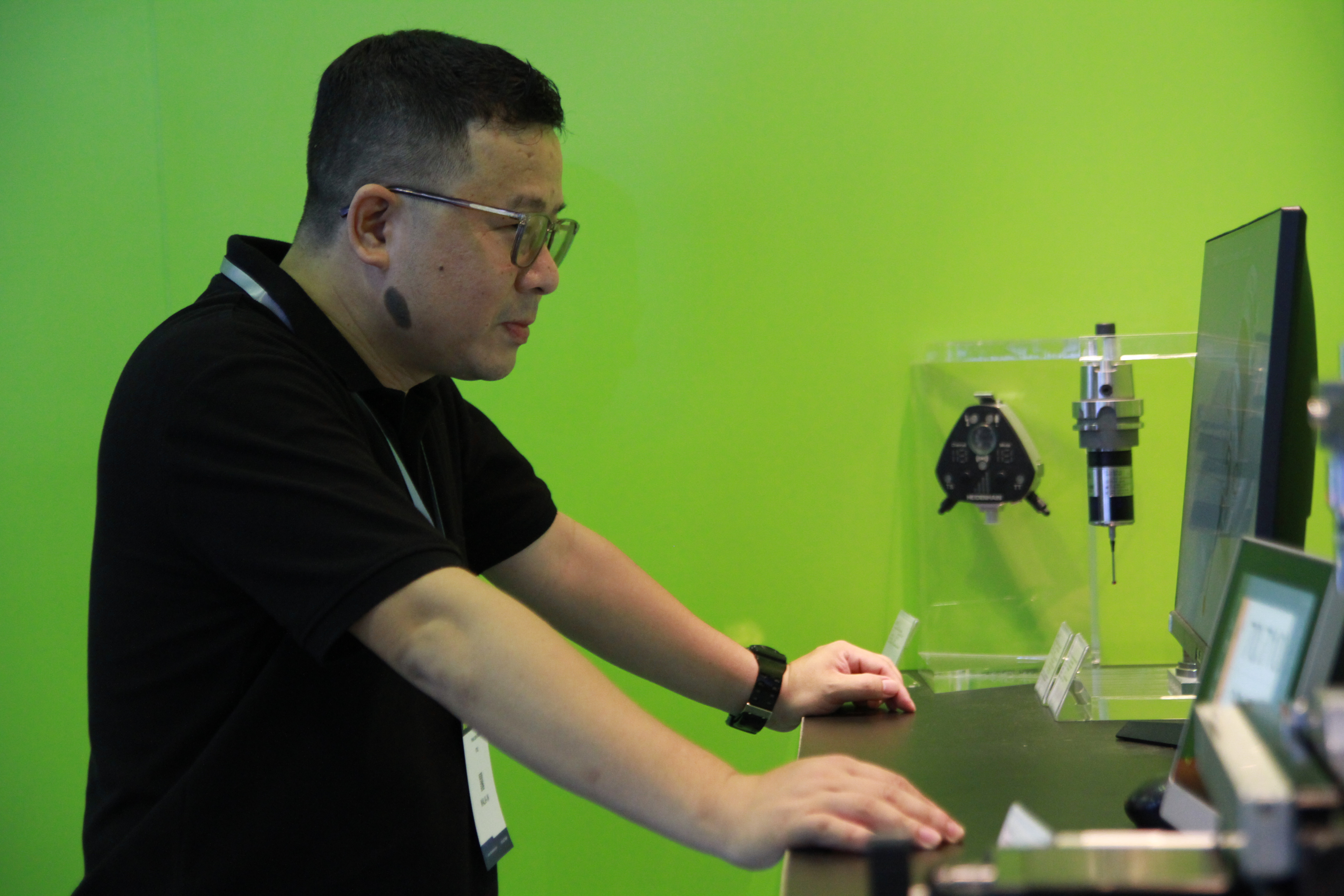 Khách hàng quan sát sản phẩm HEIDENHAIN