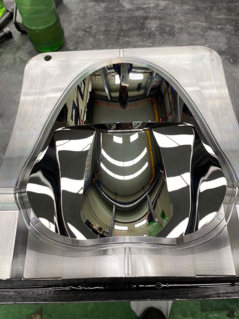 Khuôn được đánh bóng bằng dung dịch bột kim cương