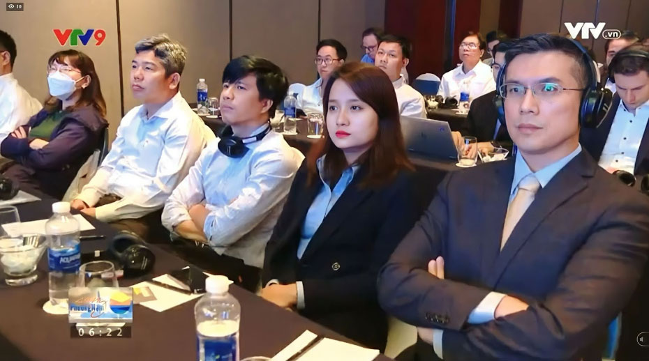 Ông Leslie Goh (Director) và bà Lê Thị Hòa Mến (General Manager) tại buổi Hội
              nghị Giải pháp tương lai cho Thành phố thông minh 2023
