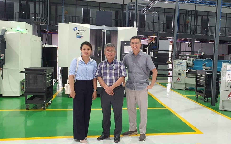 Ban lãnh đạo AMS đến thăm Advanced manufacturing center